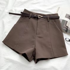 Elevate your summer wardrobe with our Belted A-line High Waist Shorts. Made from a luxurious cotton/polyester mix, these shorts are both wrinkle-resistant and resistant to stretching and shrinking, ensuring long-lasting wear. The high waist and zipper fly closure create a flattering silhouette, while the solid pattern adds a touch of elegance to your casual style. Product Details Fabric Type: Cotton/Polyester Blend(Wrinkle resistance, and resistance to stretching and shrinking.) Pattern Type: So Slim Suit, A Line Shorts, Vintage Short, Chic Office, Trendy Shorts, Vintage Shorts, Office Lady, Outfit Casual, Slim Waist