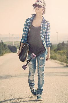 Guy Skateboarding, Skater Girl Looks, Skater Guy, Look 80s, Tomboy Look