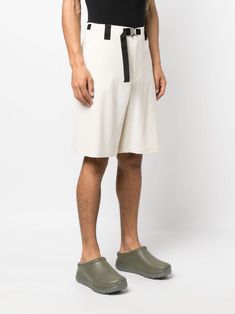 Le Short Meio oversize shorts from Jacquemus featuring milk white, stretch-design, oversize frame, mid-rise, concealed front fastening, belted waist, buckle fastening, belt loops, two diagonal pockets to the sides, rear patch pocket, short side slits and wide leg.This piece fits true to size. We recommend you get your regular sizeModel is 1,84m / 6ft 1in wearing size 48 (IT) White Bottoms With Belt Detail For Spring, Modern Spring Shorts With Belt Loops, White Belted Short Bottoms, White Belted Bottoms For Summer, White Workwear Shorts With Belt Loops, White Belted Shorts For Summer, White Belted Bottoms Short Length, White Belted Short Length Bottoms, Beige Belted Short Bottoms