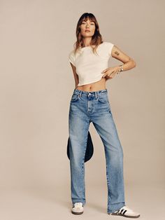 Fresh denim. Shop the Val 90s Mid Rise Straight Jeans from Reformation, a relaxed fitted jean with a mid rise and straight leg. Mid Rise Straight Jeans, Straight Jeans Outfit, Sustainable Denim, Quoi Porter, Stretch Denim Fabric, Long Jeans, French Women, Mid Rise Jeans, Mode Vintage