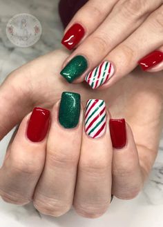 Christmas Nail Green And Red, Xmas Nail Designs 2023, Red And Green Striped Nails, Green And Red Candy Cane Nails, Red And Green Short Nails, Xmas Gel Nail Designs, Red And Green Xmas Nails, Green Red Christmas Nails, Red White And Green Christmas Nails