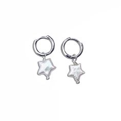 Genuine freshwater pearl stars on a stainless steel. MEASUREMENTS Earring size: 10 x 20 mm MATERIALS Material: Freshwater pearl, stainless steel Trendy Ring, Pearl Necklaces, Jewelry Lookbook, Custom Name Necklace, Huggie Earrings, Girly Jewelry, Jewelry Inspo, Dream Jewelry, Pretty Jewellery