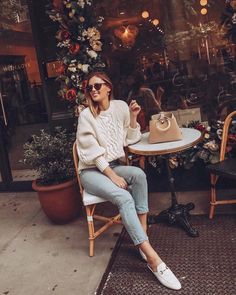 Cream cable knit sweater with light wash skinny jeans and white #Gucci mule loafers outfit - Charlotte Bridgeman Brixton Outfit, Loafers Outfit Winter, White Mules Outfit, Gucci Mule, Loafers With Jeans, Mule Outfit, Gucci Brixton