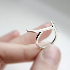 Fin geometrisk gren fra Etsy Minimalist Silver Initial Ring, Minimalist Silver Initial Open Ring, Minimalist Silver Initial Ring In Sterling Silver, Minimalist Silver Sterling Initial Ring, Twig Branch, Oxidized Silver Rings, Twig Ring, Branch Ring, Minimalist Engagement Ring