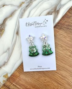 Beautiful Green Ombre Christmas Trees  Star shape topper with Christmas Tree dangle.  Handmade with resin and glitter. Approx size 4cm x 1.5cm  Great Christmas Gift or why not treat yourself Ombre Christmas Tree, Christmas Tree Star, Dangle Earrings Silver, Green Ombre, Great Christmas Gifts, Silver Earrings Dangle, Star Shape, Earrings Silver, Christmas Trees