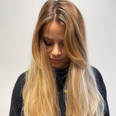 So werdet ihr Gelbstich im Haar los | Wella Professionals Blonde Hair On Brown Skin, Hair On Brown Skin, Butter Blonde, Sandy Blonde Hair