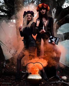 Witchy Photoshoot Outfits, Bestie Halloween Photoshoot, Spooky Photoshoot Friends, Best Friend Witch Photoshoot, Best Friend Halloween Photoshoot, Witches Photoshoot, Enchanted Photoshoot, Creepy Photoshoot, Spooky Photoshoot Ideas