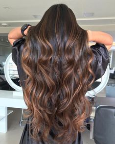 Dark Honey Balayage On Dark Hair, Brownish Red Hair With Caramel Highlights, Full Caramel Highlights For Dark Hair, Pretty Highlights For Dark Brown Hair, Brunette Hair Melt, Caramel Balyage Long Hair, Long Balayage Hair Brunette Dark Brown, Black To Caramel Balayage, Ombre Hair Brown To Caramel