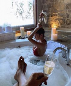 Couple Bathtub Aesthetic, Couples Bathtub, Bathtub Aesthetic, Natalee 007, Trik Fotografi, Photo Couple, Relax Time, Couple Aesthetic, Couples Photoshoot