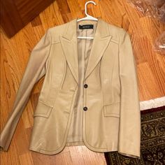 Gorgeous Lightly Worn Leather Blazer. Fitted And Gorgeous With Buttery Leather. Has A Few Water Marks, But Not Very Noticeable. Size 42, Fits Like A Us 6. Gucci Jacket, Leather Blazer, Blazer Suit, Suit Jacket, Jackets & Coats, Jackets For Women, Gucci, Blazer, Leather