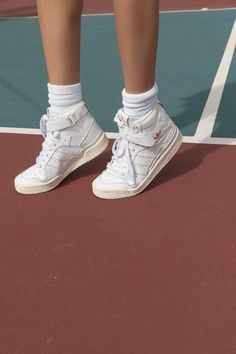 High Shoes Sneakers, Vintage Tennis Shoes, 90s High School, Jessica Kobeissi, Dr Shoes, High School Outfits, Tennis Sneakers, Fresh Shoes