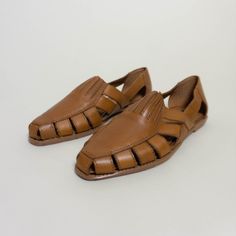 Vintage ESPIRT leather sandals in beautiful, unworn condition. Color is a Cognac Brown. Classic and versatile to style. Size is US 7 1/2. Condition: Beautiful, unworn, and in excellent vintage condition. Bottoms of shoes have no signs of wear. Shoe Size: US 7.5, EU 38, UK 5.5 Heel Height:  .5 INCHES   - ALL ITEMS ARE FINAL SALE. NO REFUNDS OR EXCHANGES - Classic Summer Leather Shoes With Rubber Sole, Retro Leather Sandals With Rubber Sole, Retro Sandals With Leather Footbed And Round Toe, Retro Closed Toe Sandals With Rubber Sole, Vintage Closed Toe Sandals With Leather Footbed, Classic Leather Shoes With Rubber Sole For Summer, Summer Leather Shoes With Stitched Sole And Almond Toe, Vintage Leather Shoes With Leather Sole For Summer, Retro Closed Toe Sandals With Leather Sole