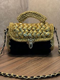 17/24cm   Leather&combed chic bag  Day& night bag Gold Night, Chic Bags, Day Night, Gold Leather, Purses And Handbags, Comb, Leather Bag, Shoulder Bags, Bathing Beauties