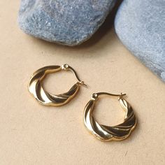 DESCRIPTION: These Twisted Chunky Gold Hoop Earrings feature a unique twisted design, perfect for adding a touch of elegance to any outfit. Ideal for everyday wear or as a thoughtful gift for Mom, they are stylish and versatile. BEST FEATURES: Unique twisted design that adds a modern touch. Durable gold plating for a stylish and long-lasting finish. Lightweight for comfortable all-day wear. Versatile size suitable for any occasion. Secure latch-back closure for easy and reliable wearing ADVANTAG Chunky Gold Hoop Earrings, Customer Gifts, Earrings Minimalist, Perfect Gift For Mom, Jewelry Earrings Hoops, Everyday Jewelry, Layered Look, Gold Hoop, Gold Hoop Earrings