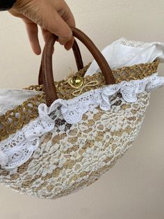 Borsa paglia rivestita con pizzo bianco e rifinita con merletto della nonna bianco interno rivestito con cotone bianco e rifinito con pizzo valencienne manici corti in simil pelle marrone Summer Lace With Lace Trim For Beach, Beige Crochet Lace For Summer, Summer Crochet Lace, White Cotton Lace With Lace Patchwork, White Cotton Lace With Patchwork, White Lace With Contrast Detail For Summer, White Crochet Lace, Top Handle Bags, Vert Olive