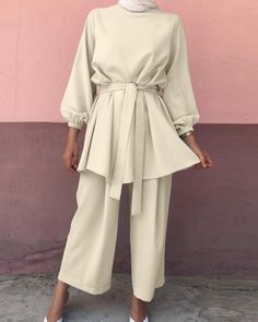 Our Elegant Modest Two Piece Top and Pants Set is a beautifully breezy addition to your wardrobe for every special occasion like Eid or Ramadan hangouts. Featuring a long sleeve top with adjustable waist tie and flowy pants, this two-piece combo makes putting together a chic outfit truly effortless. Wear alone on a sunny day, or for colder weather pair with a warm coat. Ramadan Outfit, Islamic Clothing Abayas, Eid Mubarek, Outfits Muslim, Fall Fitness, Ladies Caftan, Abaya Style, Eid Outfits, Hijab Fashionista