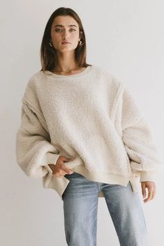 Puffy sweater in oatmeal Oversized White Sweater, White Oversized Sweater, Professional Outfit, Business Professional Outfits, Maxi Outfits, Layered Sweater, Fall Inspo, Denim Accessories, Grad School