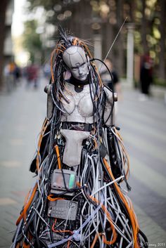 Videogame: Starcraft 2- Wings Of Liberty. Character: Adjutant. Cosplayer: Avery Faeth. Event: Blizzcon 2011. Photo: Jason Nunag. Awared: First Place. Cyberpunk Wheelchair, Robot Fashion Design, Cyberpunk Photoshoot, Puppet Inspiration, Speculative Design, Cyborgs Art, Starcraft 2, Cyberpunk Girl, Cosplay Tutorial