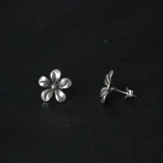 Sterling silver plumeria flower stud earrings Approximately 14 mm in diameter Earrings Studs Silver, Quirky Accessories, Simple Silver Earrings, Chunky Jewellery, Pretty Ear Piercings, Media Photography, Crystal Aesthetic, Beautiful Accessories, Ear Ring