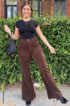 Midsize Style Inspiration, Brown Flare Pants Outfit, Plus-koon Muoti, Midsize Fall Outfits, Brown Flare Pants, Brown Flares, Mode Tips, Midsize Outfits, Spring Clothes