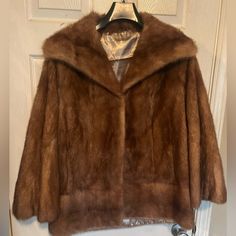 Ladies Exquisite Mink Jacket Brown With Extra Large Collar Full Skins Sz Large. Luxury Mink Colored Outerwear For Formal Events, Elegant Mink Long Sleeve Outerwear, Elegant Long Sleeve Mink Outerwear, Mink Colored Long Sleeve Evening Outerwear, Chic Mink-colored Formal Outerwear, Chic Mink Outerwear For Formal Occasions, Chic Mink Formal Outerwear, Brown Long-sleeved Outerwear For Evening, Brown Long Sleeve Outerwear For Evening