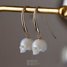 💀CUSTOM made to order Every single piece is hand-carved for the order. Please notice that every skull piece is unique and may have a slightly different shape  💀PEARLS:  Genuine White Freshwater Pearls  Ranging in size, from 10mm to 12mm.  💀Earrings Metal: 14k Yellow Gold  💀 𝕿𝖍𝖆𝖓𝖐 𝖞𝖔𝖚 𝖋𝖔𝖗 𝖘𝖍𝖔𝖕𝖕𝖎𝖓𝖌 𝖜𝖎𝖙𝖍 𝕸𝖊𝖒𝖊𝖓𝖙𝖔 𝕸𝖔𝖗𝖎 𝕻𝖊𝖆𝖗𝖑𝖘! Elegant Handmade Bone-colored Jewelry, Bone Colored Earrings With Ear Wire For Gift, Pearl Skull, Carved Pearl, Skeleton Jewelry, Earrings Gothic, White Pearl Earrings, White Pearl Earring, Gothic Earrings