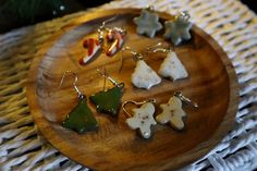 a wooden plate topped with lots of different types of earrings