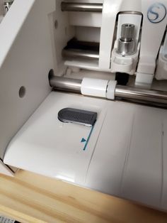 an image of a machine that is cutting something on the counter top with it's blades