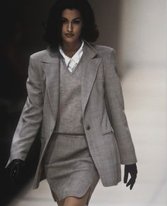 Banker Outfits, Flower Couture, 2010 Runway, Women Lawyer, Yasmeen Ghauri, Armani Suits, 80s Women, 90s Runway Fashion, Runway Fashion Couture