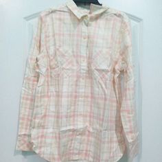 Levi's Short Sleeve Classic 2 Pocket Boyfriend Fit Plaid Shirt M New With Tags Casual Pink Button-up Shirt, Pastel Long Sleeve Cotton Tops, Casual Pink Tops For Daywear, Levi's Shirt For Spring, Pink Button-up Tops For Daywear, Levi's Button-up Summer Tops, Levi's Button-up Tops For Summer, Pink Collared Tops For Daywear, Levi's Collared Tops For Summer