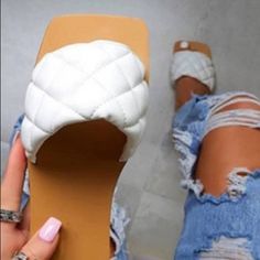 Quilted White Sandals Nwt Perfect For Summer Women Slippers Fashion, White Fashion Casual, Basic Heels, Open Toe Slippers, Square Toe Sandals, Fashion Slippers, Outdoor Sandals, Slippers Pattern, Rubber Shoes