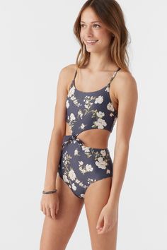 O'Neill Girl's knot front one piece Side cutouts, center front bow tie Removable bra pads (sizes 10-14) Full coverage bottom Allover print 82% Polyamide, 18% Elastane Pretty Swimwear, Spring Suit, Bra Pads, Kids Swimwear, One Piece Swim, Suit Accessories, Padded Bras, Swim Dress, Leotards