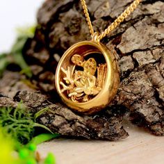 An ever lasting golden miniature terrarium pendant. This dainty statement pendant is combining my tow passions, the love miniatures and tiny details with my other passion for succulents and terrariums.The outcome is an intruding piece of jewelry, a golden capsule with a tiny miniature garden inside. This piece is carefully handmade, rich with details inside, perfect gift for the lover of nature and art.MATERIALS:> 18K Gold plate> 925 Sterling silver PREPARATION :> Please allow 3-7 business days Unique Terrarium, Plant Necklace, Miniature Terrarium, Plant Jewelry, Terrarium Jewelry, Terrarium Necklace, Jewelry Nature, Accesories Jewelry, Nature Necklace