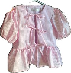 Spring Pink Puff Sleeve Top With Ruffles, Casual Gingham Puff Sleeve Blouse, Casual Gingham Blouse With Puff Sleeves, Spring Plaid Puff Sleeve Top, Plaid Puff Sleeve Top For Spring, Spring Feminine Gingham Tops, Chic Plaid Puff Sleeve Tops, Feminine Gingham Tops For Spring, Fitted Gingham Blouse With Puff Sleeves