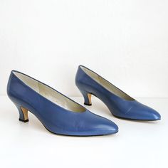 Vintage 80s dark blue solid pumps with a pointy toe box and a kitten heel. Made by Liz Claiborne. Marked size 8. Made in Spain. Condition: Shows very minor wear and is overall in good vintage condition Measures 10" long, 3" at the ball, and 2" at the heel of the foot. Heel measures about 2.25" tall. PLEASE NOTE: All items I sell are vintage and are not new. I try my best to describe the condition of each item as accurately as possible. I highly encourage you to click on each photo in the listing to enlarge it and see more details. Also, the color of the item may vary slightly depending on your screen settings. If you would like additional photos, information, or details on an item, please feel free to message me and I'll gladly provide them. All items offered are in AS-IS condition and all Vintage Kitten Heels With Pointed Toe, Vintage Blue Pointed Toe Heels, Blue Kitten Heels With Sculpted Heel And Pointed Toe, Blue Kitten Heels, Vintage Pumps, Vintage Jumpsuit, Blue Solid, Blue Vintage, Style Expert