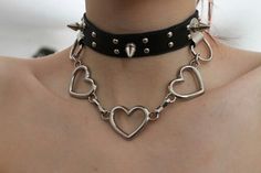 Heart choker ❤ Pulseras Kandi, Horn Pendant Necklace, Yennefer Of Vengerberg, Moon Pendant Necklace, Swarovski Necklace, Grunge Goth, Rhinestone Designs, Crystal Necklace Pendant, Jewelry Inspo