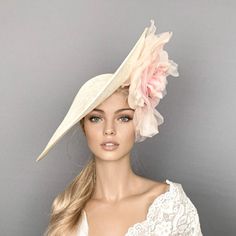 This stunning ivory wide brim hat, is adorned with a beatutiful silk flower in pink shades. This hat is perfect for horse racing like the  Kentucky Derby, Royal Ascot, Breeders Cup... luncheons, High Tea parties, Bridal Showers, wedding guest.. or any special ocasion. It is mounted on a thin satin cover headband (with silicone ends to prevent a headache) and small comb.  You can choose the side of the head where you like to wear the fascinator. Follow this link for more beautiful choices from 'S Ascot Horse Racing, Kentucky Derby Outfit, Race Day Hats, White Fascinator, Hat Cream, Fascinator Wedding, Kentucky Derby Fascinator, Royal Ascot Hats, Derby Outfits