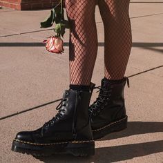 Grunge Valentines, Dr Martens Fashion, Boots Grunge, Mode Shoes, Anti Valentines, Fashion Vogue