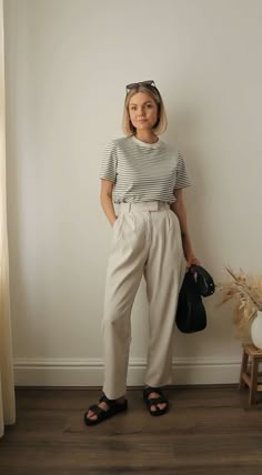 Beige Tshirt Outfits Women, Beige Tshirt Outfits, Beige Wide Leg Pants Outfit, Parisienne Style, Dope Fashion, Neutral Outfit, Tshirt Outfits, Classic Outfits, Spring Summer Outfits