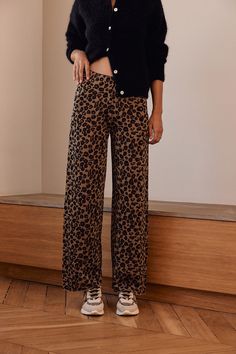 Pantalon Piana léopard irisé Fall Straight Leg Leopard Print Pants, Chic Straight Leg Leopard Print Pants, Chic Leopard Print Straight Leg Bottoms, Leopard Print Wide Leg Loungewear Pants, Leopard Print Wide Leg Pants, Leopard Print Trousers For Fall, Wide Leg Leopard Print Pants, Fall Leopard Print Trousers, Leopard Print Loungewear Trousers