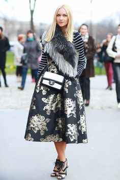 Rock a full printed skirt with a casual tee and elegant fur Mixed Pattern Outfit, Pfw Street Style, Outfit Street Style, Dalian, Moda Chic, Popsugar Fashion