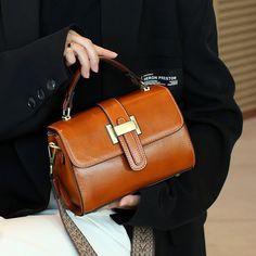 Rehaussez votre style avec ce superbe sac à main en cuir véritable pour femme – l'accessoire parfait pour les femmes avant-gardistes. Polyvalent et chic, ce sac à bandoulière en cuir sert également de sac à main, vous permettant de passer en toute transparence du jour au soir. Méticuleusement confectionné avec du cuir véritable de première qualité, ce sac à main tendance respire l'élégance et la sophistication.

 MATÉRIEL - Fabriqué à partir de première couche 100% kraft de haute qualité (cuir p Elegant Bags With Metal Hardware For Fall, Classic Brown Satchel For Fall, Elegant Fall Bags With Metal Hardware, Fall Satchel Bag With Brass Hardware, Brown Handheld Bag With Hasp Closure, Classic Brown Bags With Hasp Closure, Brown Handheld Shoulder Bag With Hasp Closure, Brown Box Bag With Hasp Closure For Daily Use, Classic Satchel With Metal Hardware For Fall