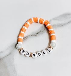 🧡🤍Show off your vol pride with our Go Vols bracelet 🤩 🧡🤍Our Go Vols bracelet makes the PERFECT gift for a UT fan, graduate, alum, student, favorite professor, etc! Tennessee Bracelets, Tennessee Crafts, Bracelets Heishi, Stretch Beaded Bracelets Diy, Graduate Gifts, Bracelet Business, Go Vols, Tennessee Vols, Clay Bead Bracelet