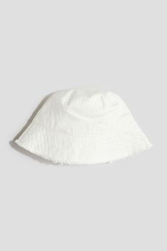 Bucket hat in cotton twill. Wide  sloped brim with a raw  frayed edge. Bucket Hat White, Cotton Twill, Bucket Hat, Accessories Hats, Hats, White