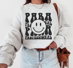 a woman wearing a sweatshirt with the words para fama por professional printed on it