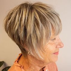 Explore the best pixie haircuts for older women, featuring 27 cute and stylish options for fine, curly, and gray hair. Whether you’re over 50 or 60, these pixie cuts provide youthful, easy-to-maintain styles that flatter round faces and complement glasses. From very short pixies to layered styles, these haircuts are perfect for women seeking a fresh and modern look that suits their personality. Dunner Wordend Haar, Textured Crop, Chic Short Haircuts, Haircuts For Medium Length Hair, Layered Bobs, Stylish Short Haircuts, Short Layered Haircuts