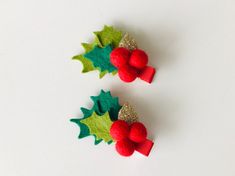 "Please visit my shop for the newest shop updates and important shop announcements!  New gorgeous Christmas holly hair clips with high quality soft felt holly leaves , mini no shed gold glitter leaf and wool felt ball pompoms !! Perfect for gorgeous Christmas pictures 🎄  2 colors: moss green leaves, hunter green leaves(please check the listing pictures) You will receive one clip you choose from the option menu. Handmade in USA ( all clips are fully lined with high quality grosgrain ribbon in re Felt Christmas Hair Clips, Christmas Hair Piece, Diy Hair Elastics, Felt People, Felt Holly, Christmas Hair Clips, Christmas Hair Clip, Felt Hair Accessories, Christmas Hair Accessories