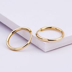 14k Gold Round Hoop Earrings / Solid Yellow Gold Shiny Hoops / Handmade Gold Huggie Hoops Earring / Christmas Gift / Mother's Day Gift ❥ ITEM DETAILS ---> Gold Color of Choice : Yellow Gold, Rose Gold, White Gold ---> Material : 14k ( 585 ) or 18k ( 750 ) Real Gold. It is Not Gold Filled or Gold Plated ---> Closure: Latch Back ---> Hoop earring size: 17mm  ---> Thickness: 2mm ❥ Gift Wrapping and Packaging All items are packed in the high-quality jewelry box. The gift message is available. Please Earring Christmas, Double Horn Necklace, Gold Round Earrings, Gold Moon Necklace, Mother Christmas Gifts, Gold Armband, Aquamarine Jewelry, Ruby Jewelry, Amethyst Jewelry