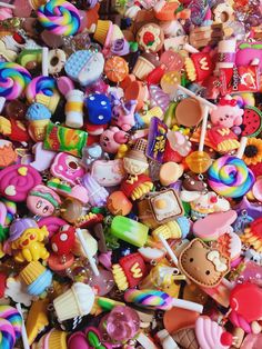 mini scoop comes with around 25-30 charms med scoop around 50 charms large scoop around 75 charms Bead Charms Bracelet, Cool Charms, Moldable Plastic, Plastic Charms, Charm Ideas, Kawaii Charms, Teen Christmas Gifts, Charms For Bracelets, Bracelets Charms