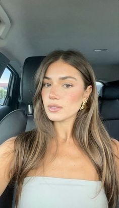 Light Brunette Hair, Rambut Brunette, Brown Hair Looks, Brown Hair Inspo, Brunette Hair With Highlights, Brown Hair Balayage, Hair Inspo Color, Light Hair, Light Brown Hair